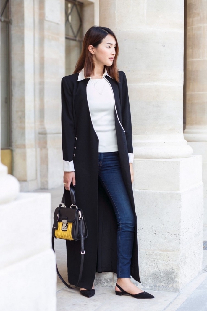 idée comment porter les jeans dans un look business casual avec top blanc et manteau long à design blanc et noir