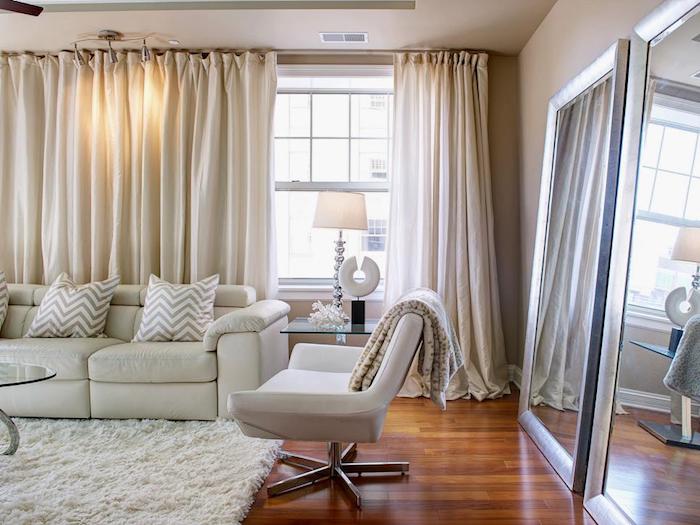 Idée déco appartement aménagement petit studio comment amenager son appartement salon canapé blanc tapis rideaux
