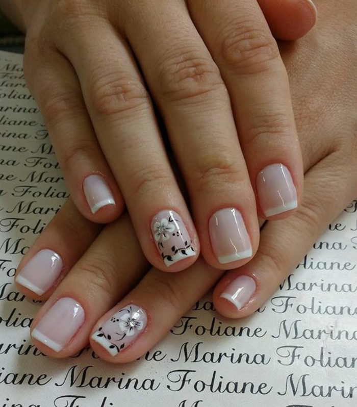 manucure française sur ongles courts, dessins floraux en noir et blanc, joli nail art de mariage