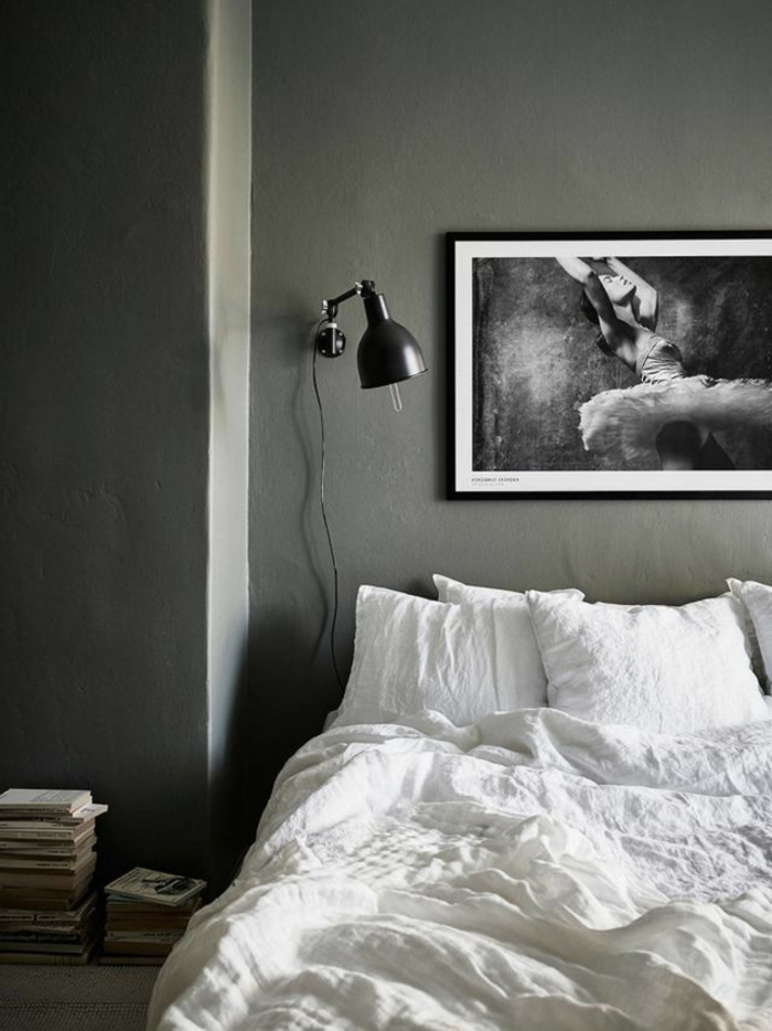 deco chambre grise, mur gris anthracite, lampe noire, tableau d'art en noir et blanc