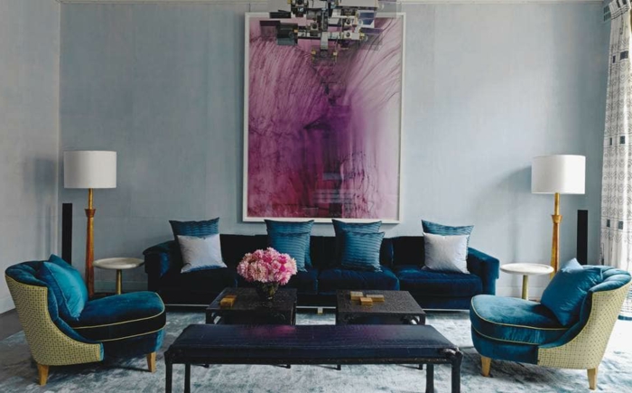 trends de la décoration d'intérieur salon 2018, fauteuils bleus, sofa bleu avec coussins, cadre peinture abstraite