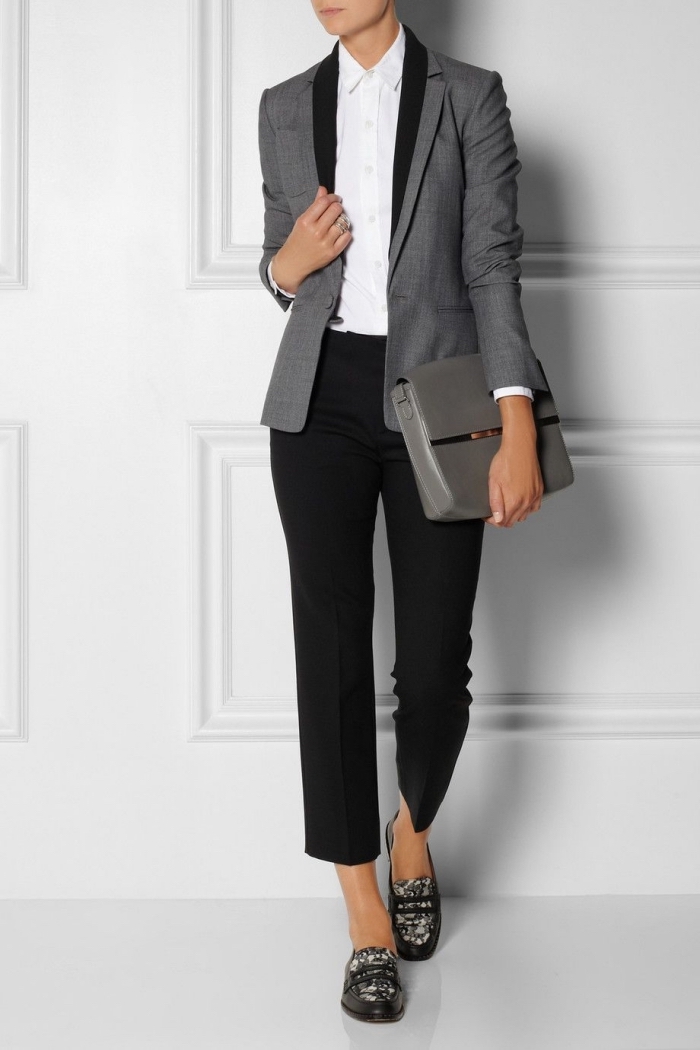 vision élégante et professionnelle pour femme en pantalon noir combiné avec blazer gris et chemise blanche
