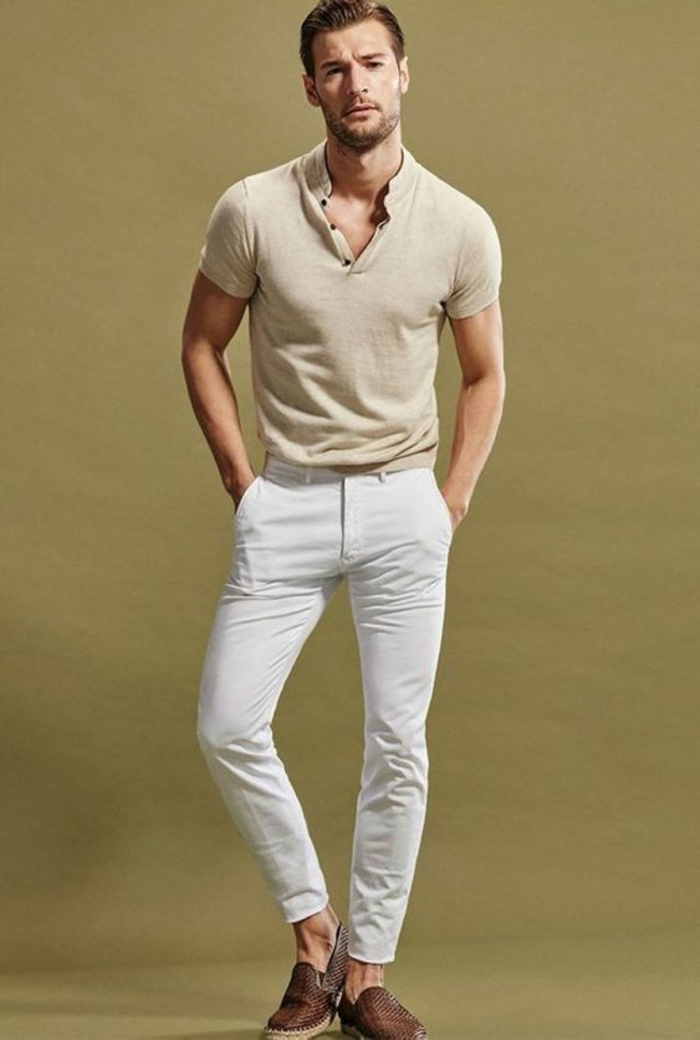 T-shirt beige avec col en V, pantalon blanc cigarette, mocassins en marron foncé, absence d'accessoires, look chic simple, vêtement homme classe 