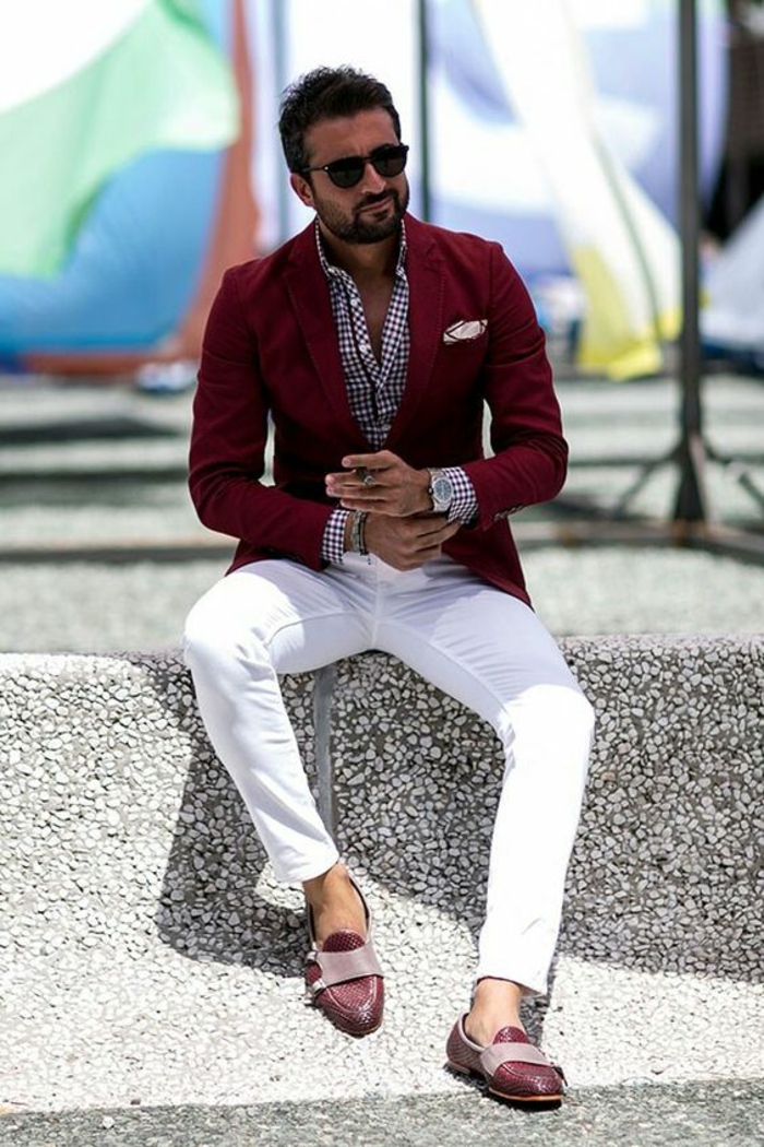 vêtement homme classe, veste couleur vermeil avec mouchoir de pochette en soie en rouge et blanc, pantalon blanc, mocassins rouges, chemise a carreaux rouges et blancs