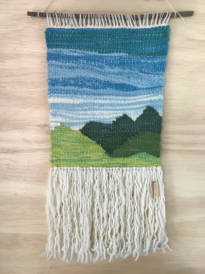 faire du macramé tissé en laine avec broderie paysage montagne vert bleu
