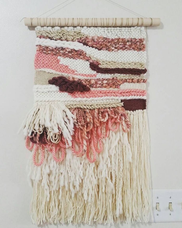 tissage laine mural type macramé en laine tissée beige et rose