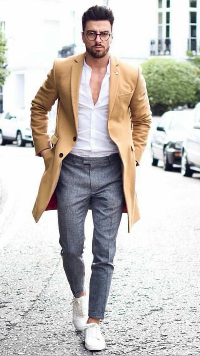 monsieur élégant avec pantalon gris, baskets blanches, chemise blanche, manteau léger mi-saison couleur moutarde, vetement homme tendance 