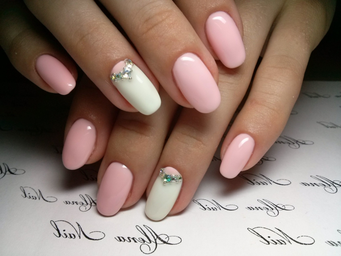 ongles opaques, ongle rose pale, ongles en forme ovale avec bijoux brillants