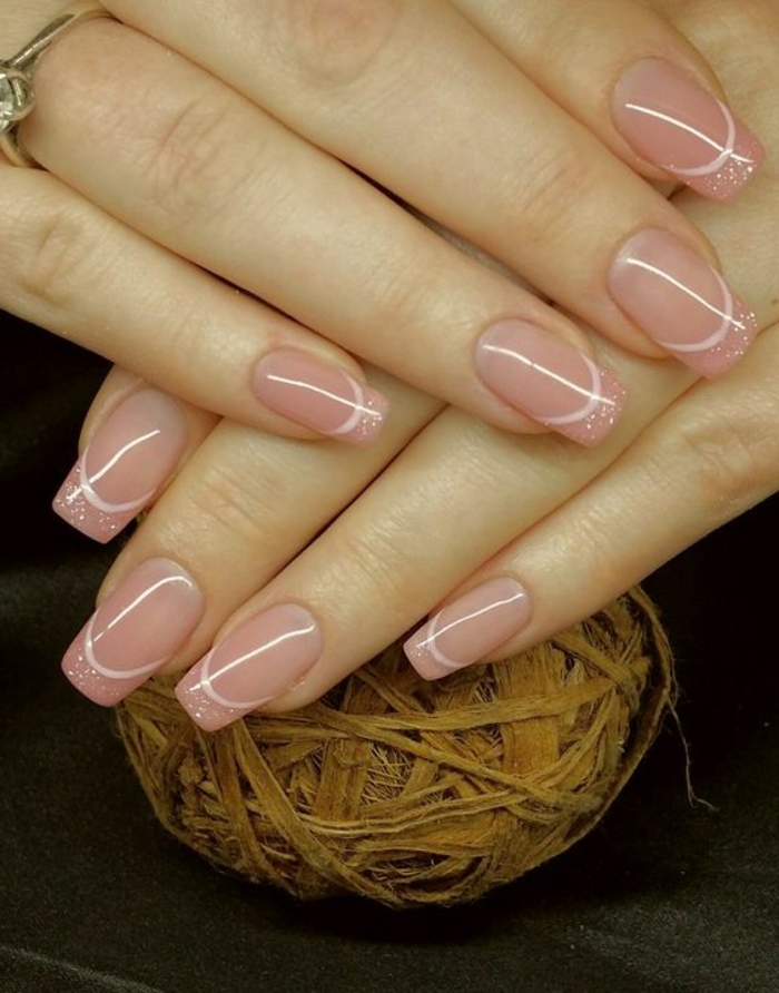 manucure aquarium rose avec un contour blanc sur les bouts pailletés, ongles parfaitement limés