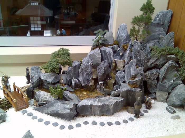 paysage miniature japonais type maquette jardin nippon avec rochers graviers blancs et pont