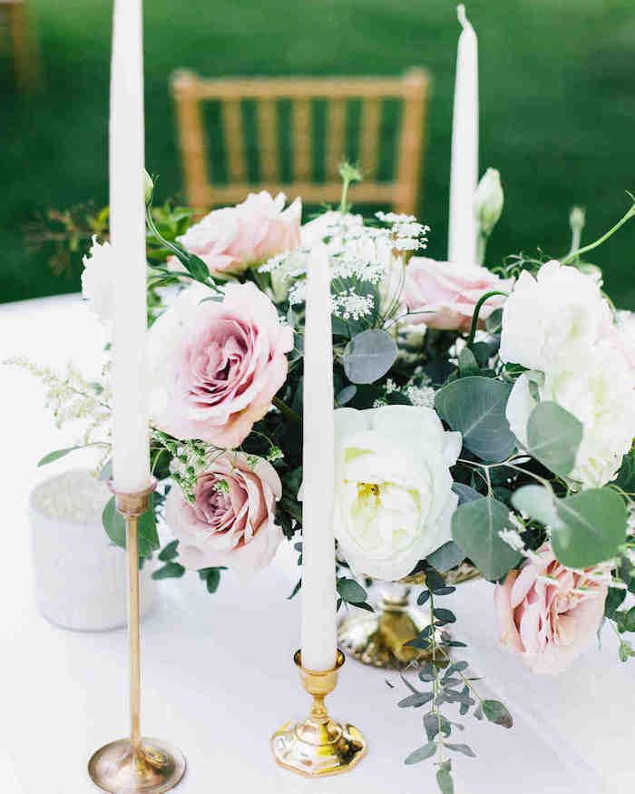 Thème mariage décoration salle de mariage idee deco mariage cool idée belle décoration avec roses et blanches roses