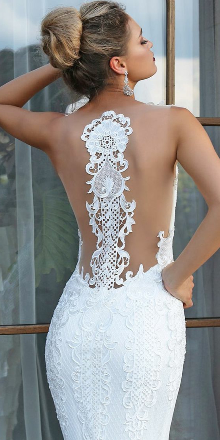 robe de mariée sirène, dos avec une bande de dentelle blanche aux motifs fleurs et arabesques exquises, robe fortement moulante 