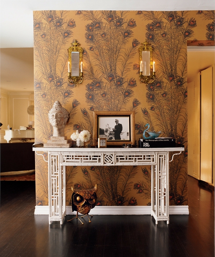 meuble entrée couloir blanc, hibou en cuivre, papier peint plumes de paon, appliques avec bougies, statuette orientale