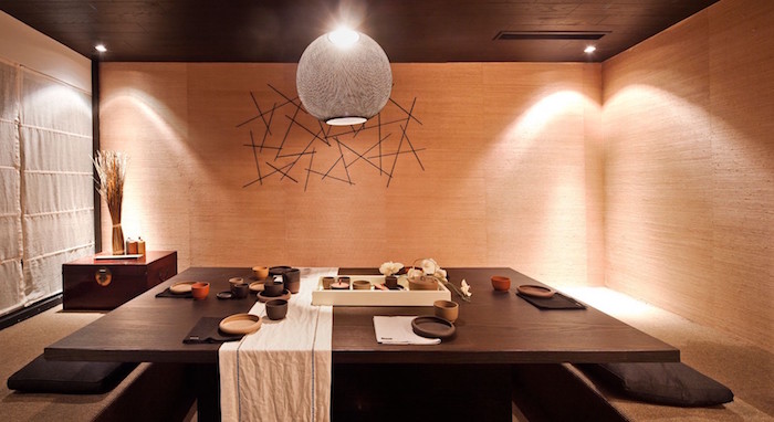 salle a manger complete japonaise avec table basse carrée noire et rideaux en lin 