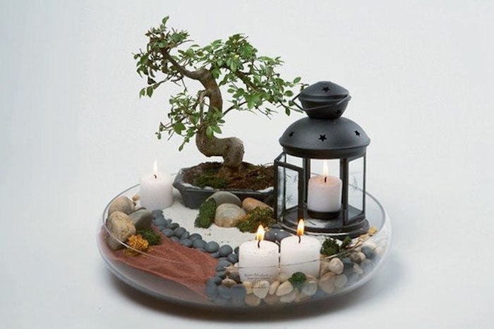 déco intérieur avec jardin type japonais dans plat en verre rond avec bougies cailloux et bonsai