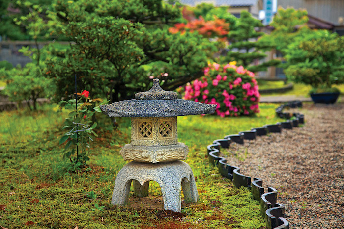idée de déco de jardin zen style japonais avec petits arbres et petit temple en pierre