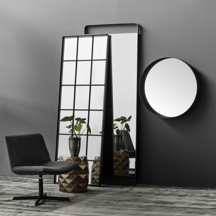 choix d'accessoires pour un aménagement stylé en gris foncé avec miroirs rond et rectangulaire en cadre gris mate