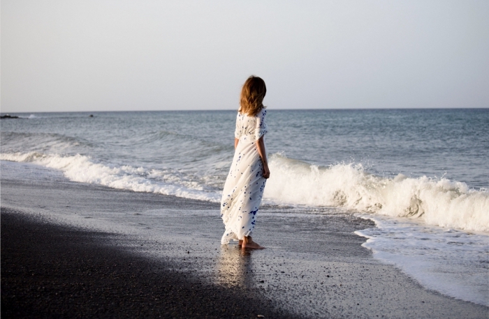 idée tenue de plage avec une robe longue blanche aux manches courtes et cheveux à coloration reflets caramel