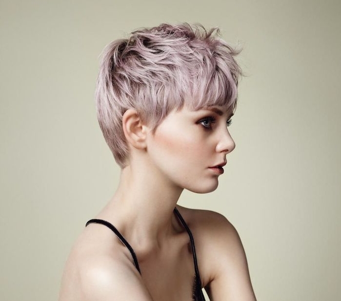 idée de coupe courte femme 2018, pixie cut coloration blonde teintée de violet, mèches rebelles, coiffure décoiffée de tous les jours