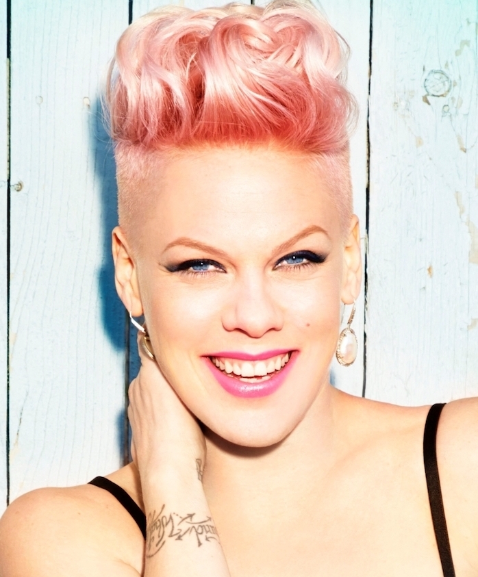 exemple de coiffure femme rock avec des côtés rasés et dessus long bouclé avec coloration ombré rose, chanteuse pink