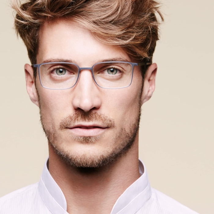 lunette tendance, monture de lunette, lunettes de vue homme tendance, monture en métal gris, forme carrée, homme habillé de chemise blanche 