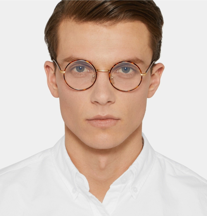 monture lunette homme en forme ronde, motifs tortoise, grosse lunette de vue, branches fines en métal couleur or, homme en chemise blanche au col semi-ouvert