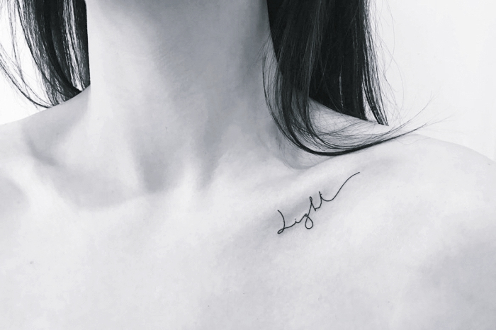idée tattoo discret avec mot en lettres cursives minuscules sur la clavicule, dessin sur le corps à design minimaliste