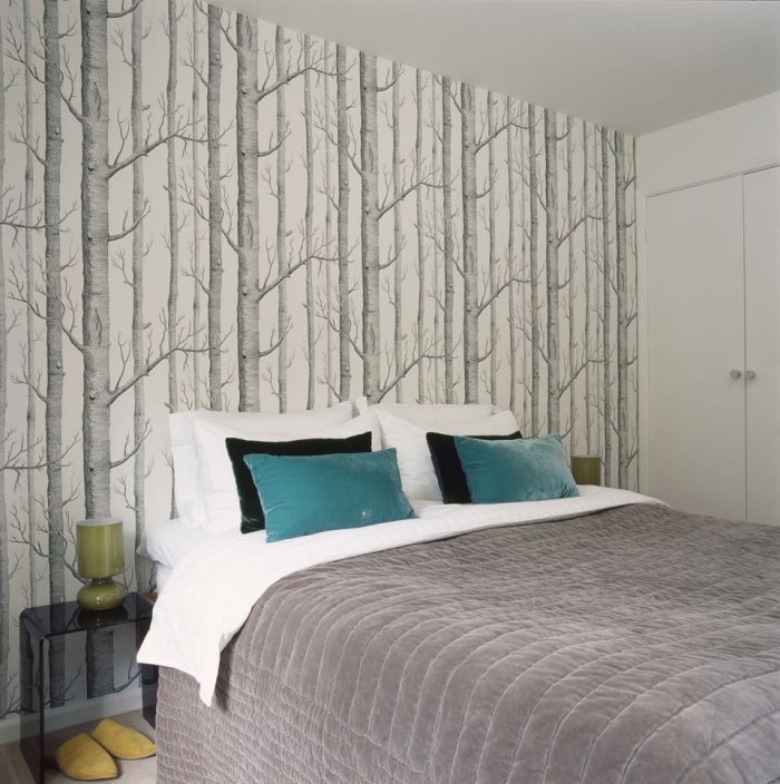 idée de tete de lit deco avec un mur d'accent recouvert de papier peint tendance motif forêt