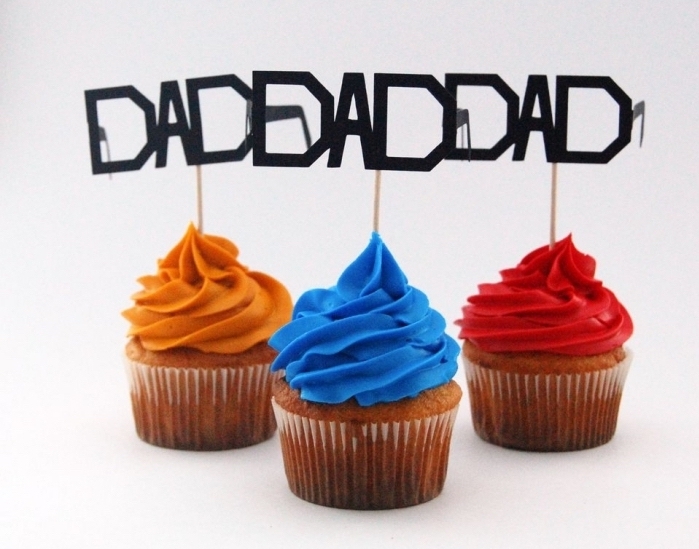 surprise délicieuse pour la fête des pères avec quelques muffins au chocolat et glaçage de couleurs rouge et bleu