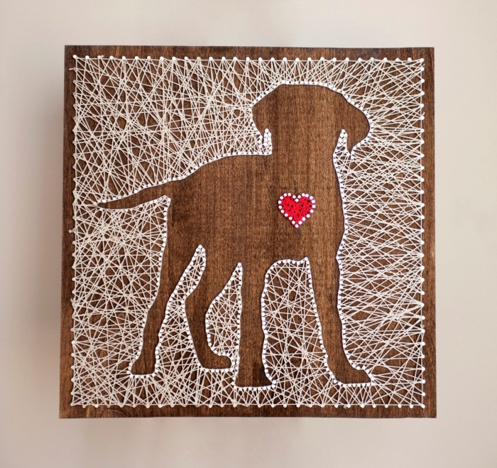 modèle de tableau fil tendu DIY fait de planche de bois foncé et fil blanc en forme de chien à coeur rouge