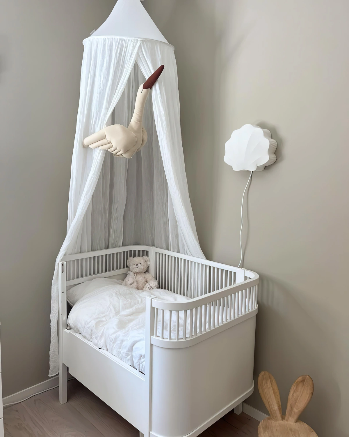 mur gris deco chambre bebe neutre lit blanc baldaquin