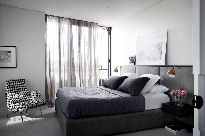 exemple quelle couleur associer au gris dans une chambre aux murs blancs et plancher gris clair avec chaise blanc et noir