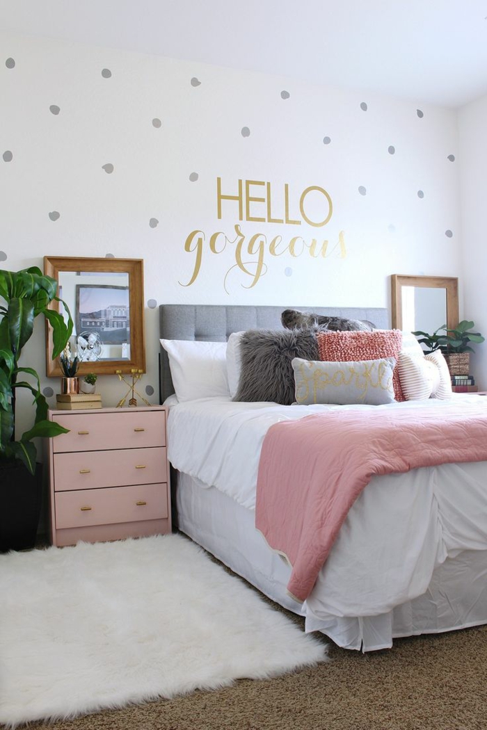comment décorer sa chambre, ikea chambre fille, mur blanc avec des petits pois en couleur argent, tapis blanc au poil long, tete de lit en tissu gris pastel