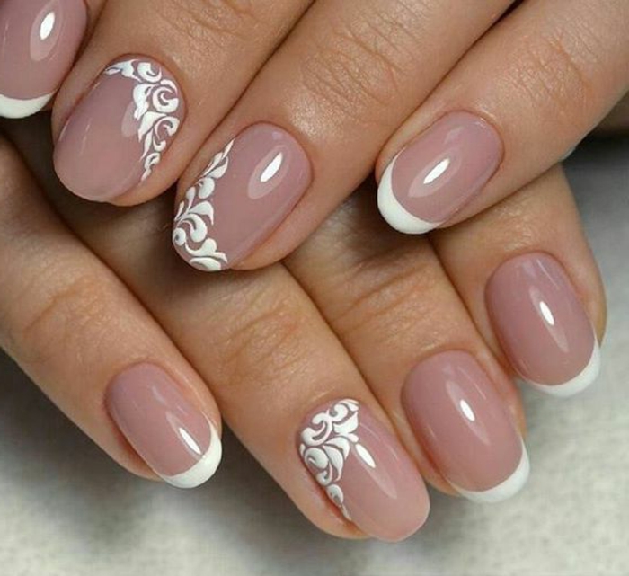 manucure chic en lilas pale, dessins floraux blancs, manucure opaque ongles ovales