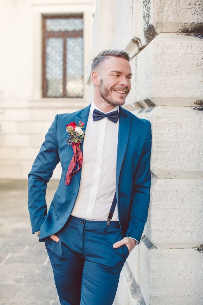 chemise blanche à gorge cachée avec bretelle costume, costume de marié élégant en bleu roi lumineux assorti avec un noeud papillon bleu foncé et des bretelles de la même couleur