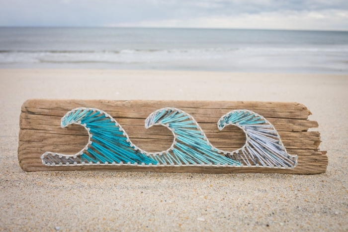 modèle de tableau en bois fait main avec une jolie décoration marine en fil turquoise et blanc en forme de vagues