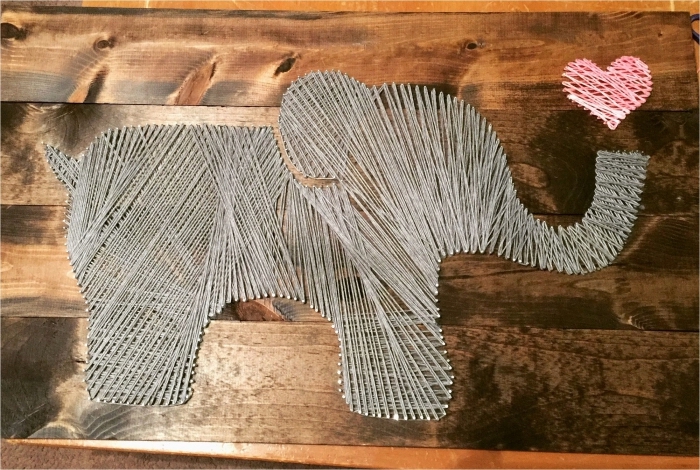 idée comment décorer la chambre d'enfant avec un joli panneau de bois foncé fait main en fil gris de forme éléphant
