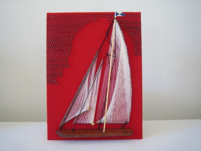 modèle d'objet fait main facile avec un tableau rouge à décoration en fil et clous à design bateau blanc et noir