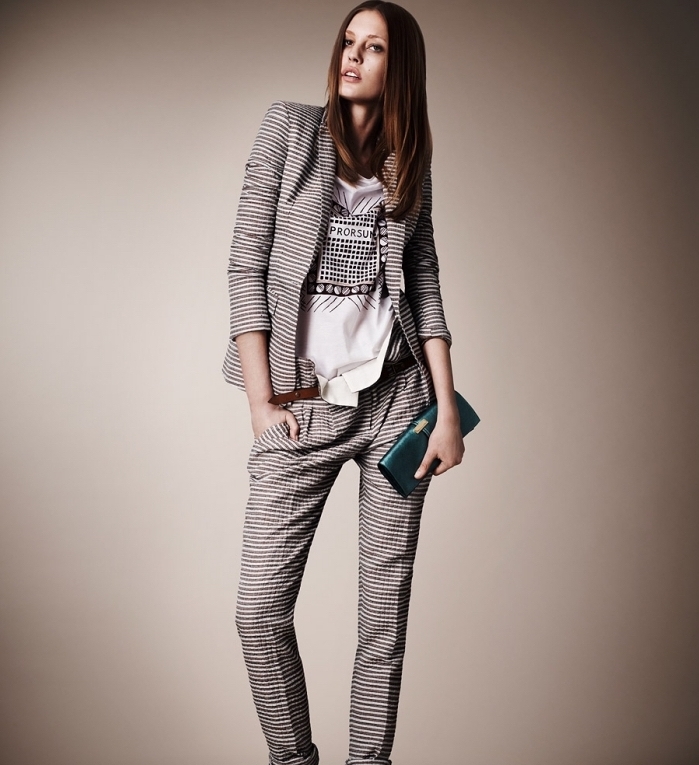 idée pour une tenue entretien femme de style business casual avec tailleur gris rayé et t-shirt moderne en blanc et noir
