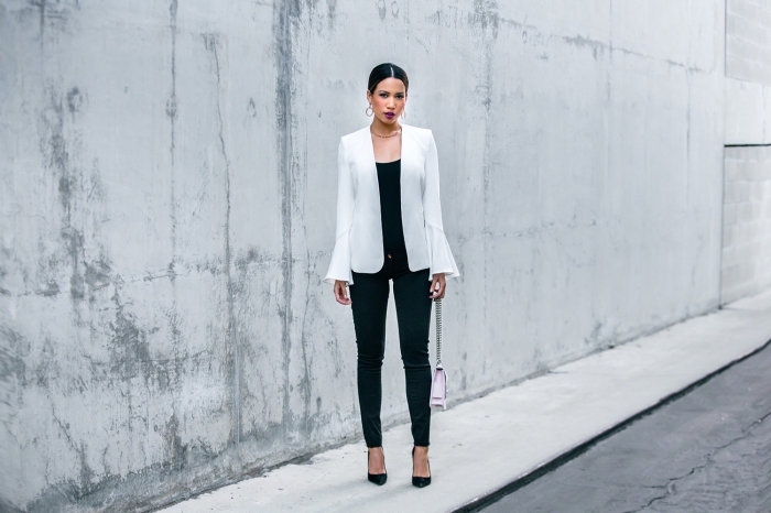 style vestimentaire femme à adopter pour un interview, vision élégante en pantalon et top noir combinés avec blazer blanc