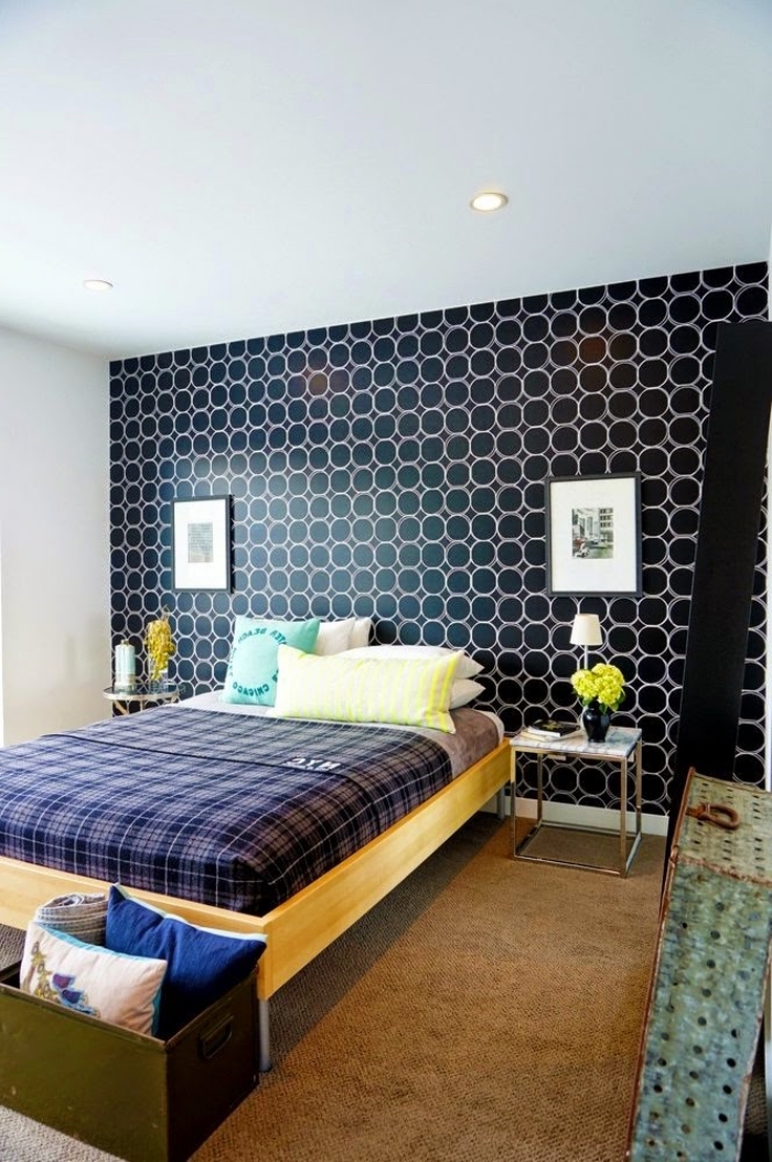 joli papier peint graphique déposé sur un seul pan de mur en tête de lit originale pour un joli effet vintage dans la chambre à coucher, une tete de lit diy réalisé avec du papier peint sur un mur d'accent