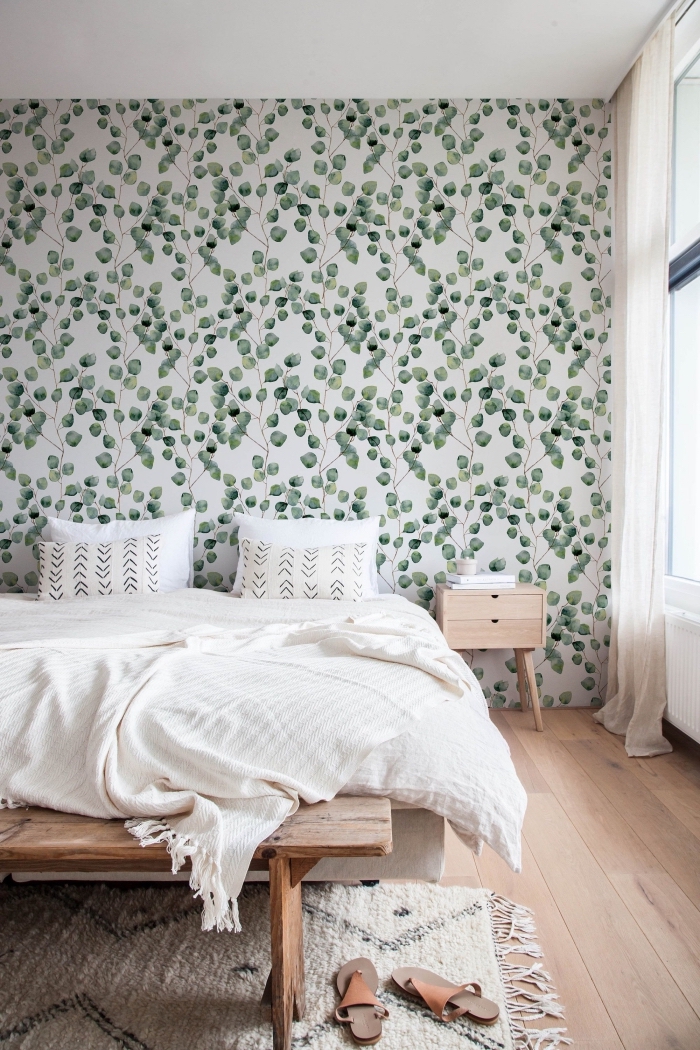 une chambre scandinave douce et féminine avec une tete de lit papier peint sur mur entier, papier peint repositionnable à motif feuilles d'eucalyptus 