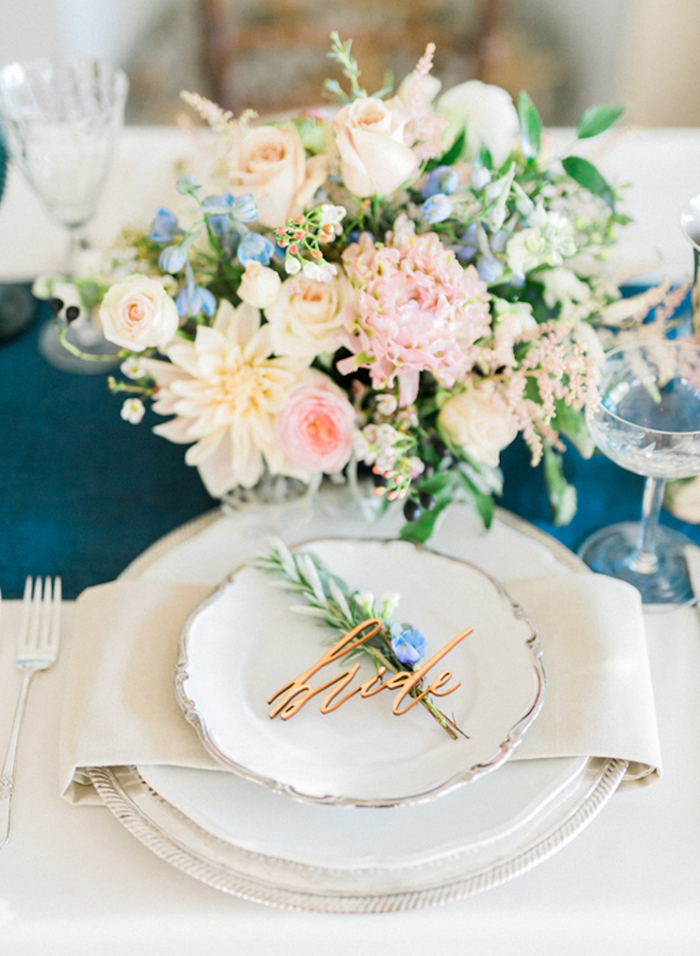 Comment décorer la table mariage idée marque place mariage menu mariage chouette idée déco vase avec fleurs pastel 