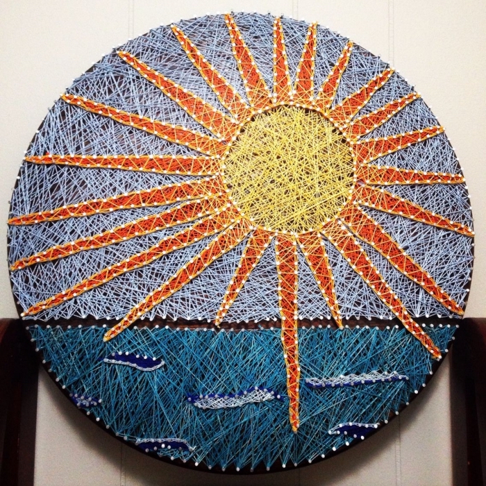 modèle d'objet décoratif DIY fabriqué en planche de bois ronde avec paysage soleil et mer fait avec technique fil