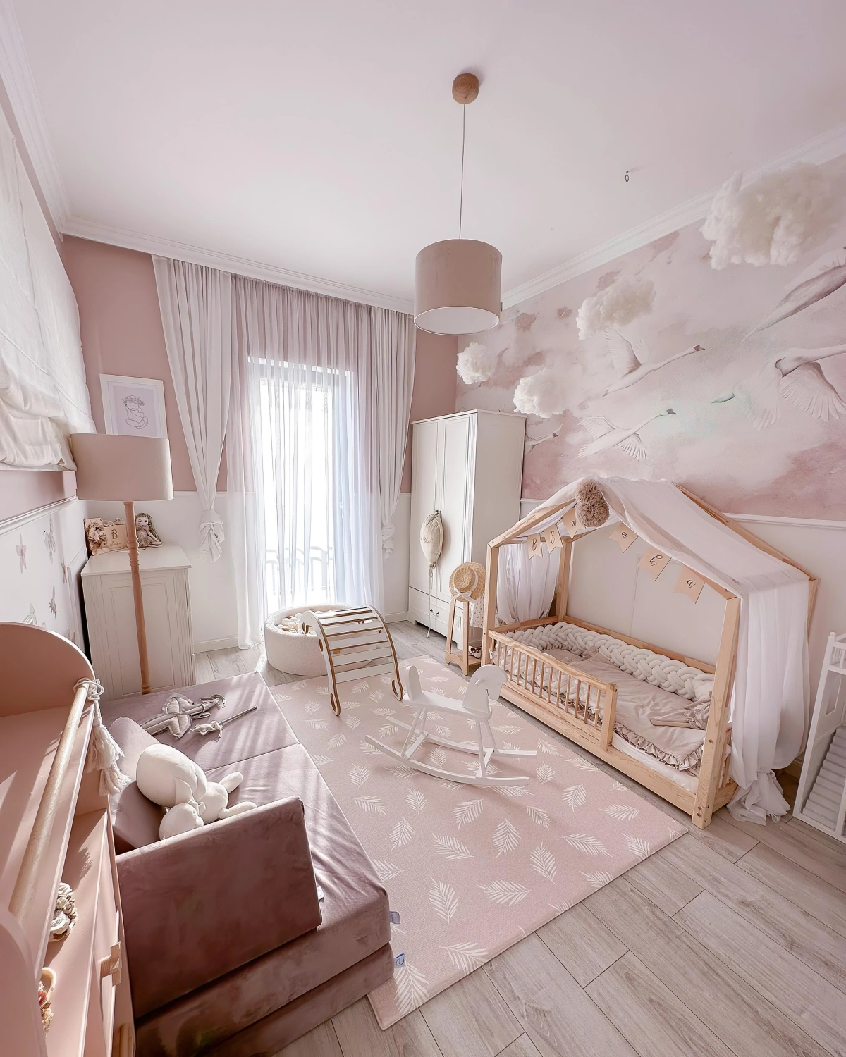 peinture chambre fille rose rideaux blancs plafond sol aspect bois