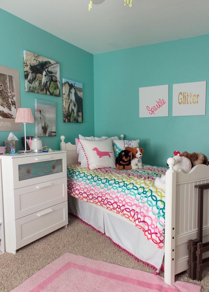 peinture deco chambre pour fille avec murs turquoise moquette beige et couette multicolore