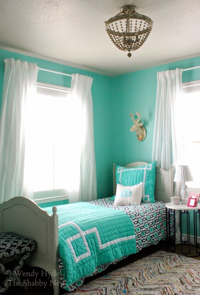 chambre enfant avec murs bleu turquoise assortis à la parure de lit