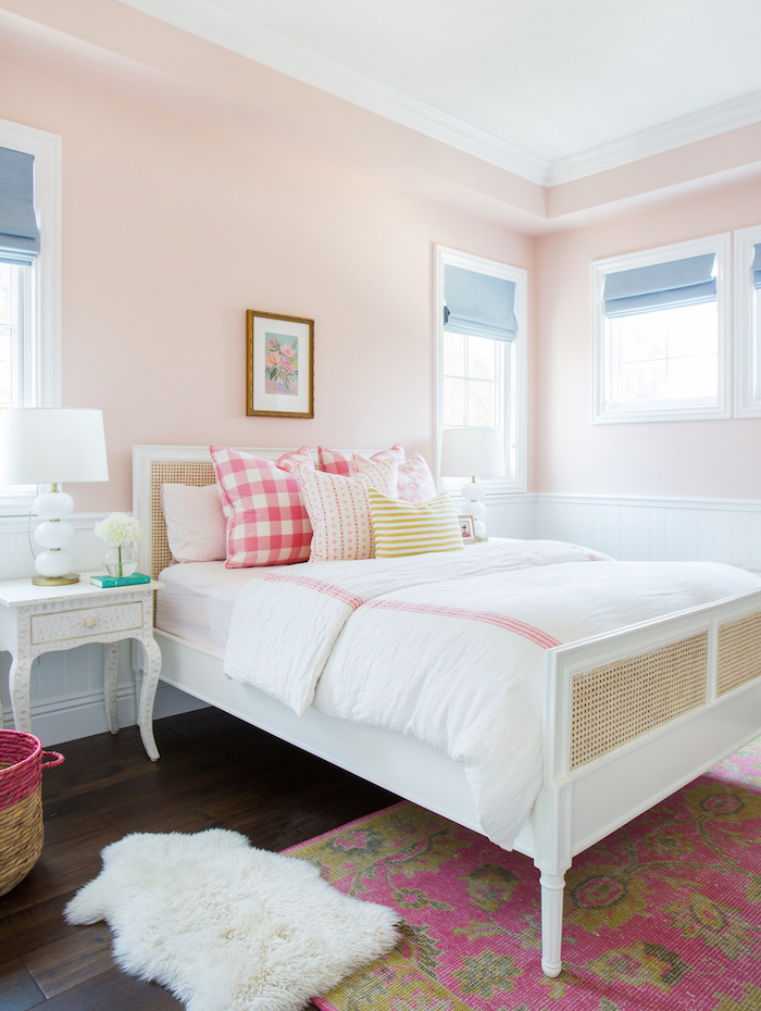 modele de couleur chambre fille peinture murale rose saumon pale et lit en bois blanc