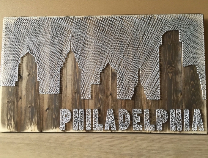 idées loisirs créatifs avec bois et fil blanc, modèle de tableau en bois foncé et fil blanc en forme de ville avec lettres Philadelphia