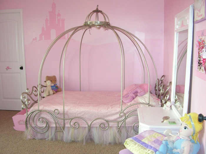comment décorer sa chambre dans le style d'un conte, Cendrillon et son chariot, murs en rose avec un château dessiné, meuble blanc avec grand miroir rectangulaire, poupée en tissu, des peluches animaux 